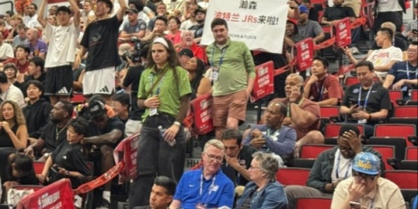 拓记感叹：现场中国球迷好多呀 在小型场地格外引人注目